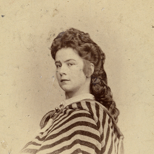 Ausschnitt der Fotografie der Kaiserin Elisabeth (1837-1898) von Victor Angerer. Um 1868-1869.