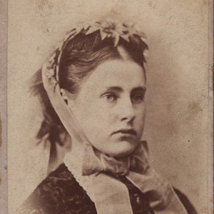 Ausschnitt der Fotografie von Mathilde (1849-1867) von Adele Perlmutter, Atelier Adèle. Ungefähr 1867.