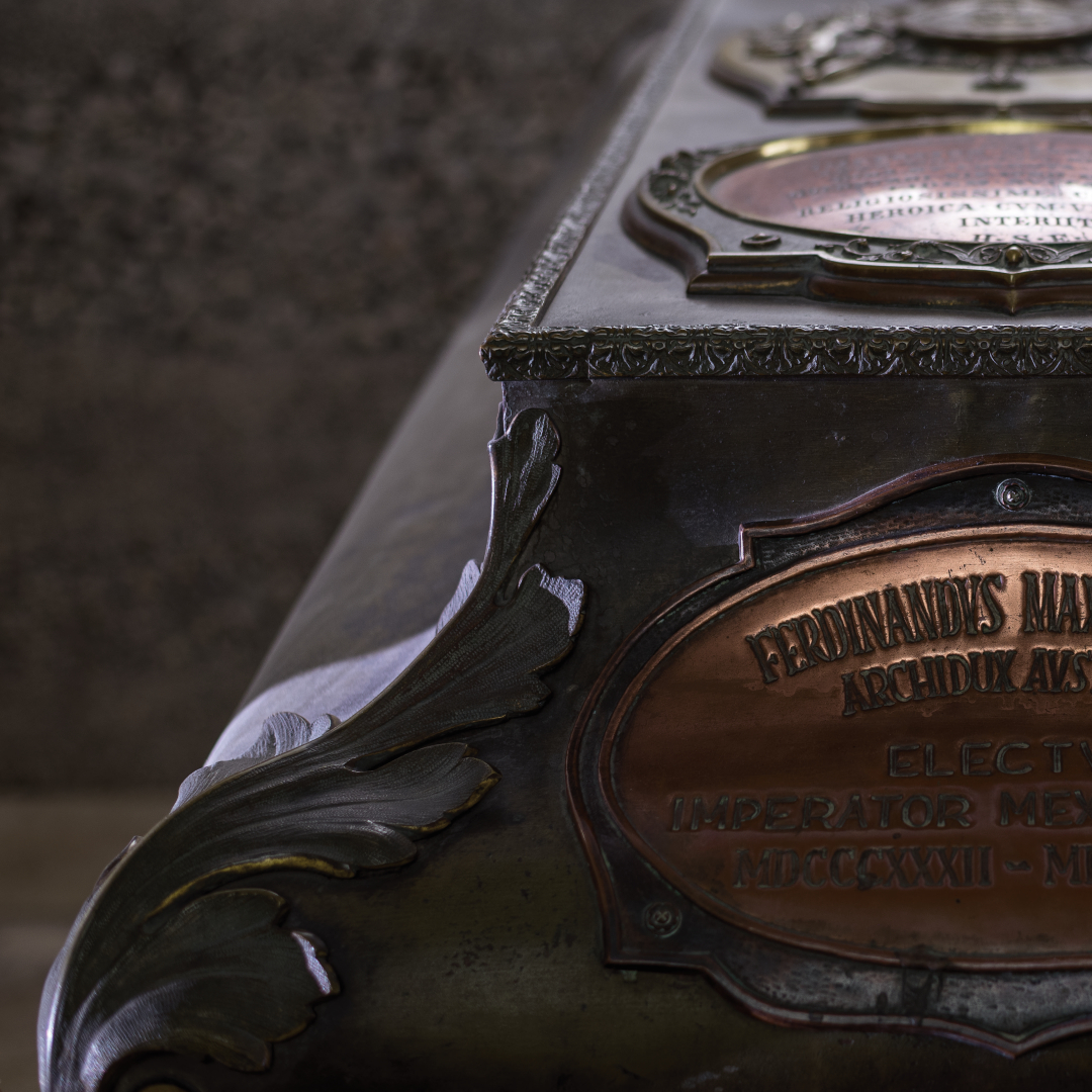 Ab in den Süden / Robert Vanis, Kapuzinergruft Wien Sarkophag von Kaiser Maximilian.