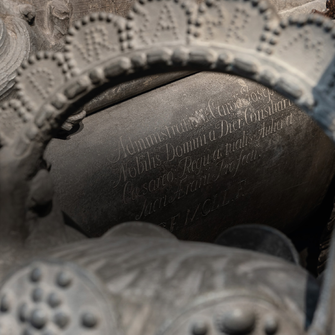 Viribus Unitis / Robert Vanis, Kapuzinergruft Wien Detailansicht der Reichskrone auf dem Sarkophag von Kaiser Karl VI.
