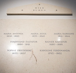 Gedenktafel in der Wandnische der Ferdinandsgruft mit Namensinschrift von Sophie Frederike.          