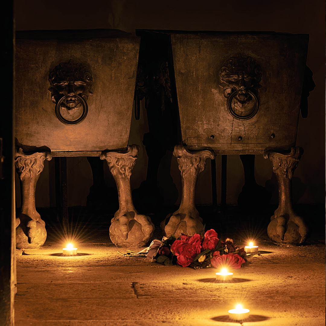 A schene Leich / Robert Vanis, Kapuzinergruft Wien Gründersärge bei Kerzenschein.