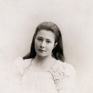 Fotografie von Natalie (1884-1898) aus dem Fotostudio Adèle. Undatiert.