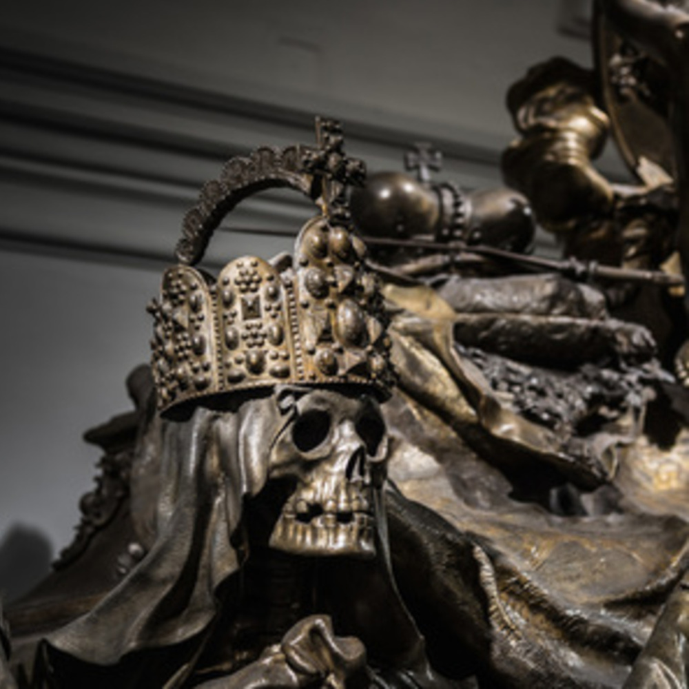 Detail Sarkophag Karl VI. / Robert Vanis, Kapuzinergruft Wien Totenschädel mit Reichskrone auf dem Sarkophag von Karl VI.