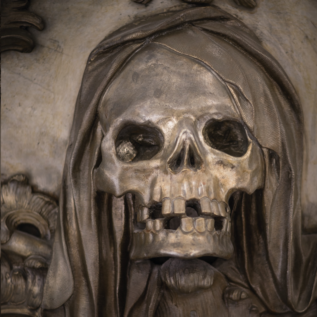 Schädel am Sarkophag von Eleonore Magdalena (Nr. 32).